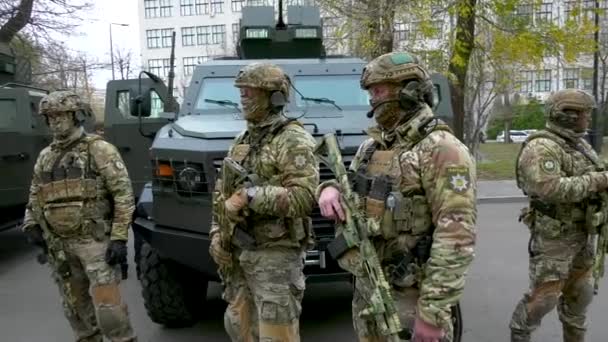 Kharkiv Ucrania Octubre 2023 Muchos Soldados Uniforme Militar Con Armas — Vídeos de Stock