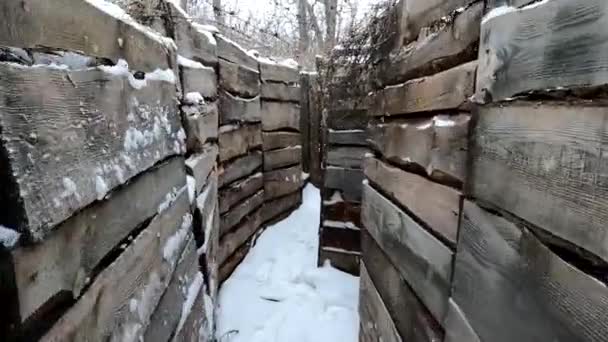 雪地上的沟槽把相机向前移动 步兵庇护所的壕沟 真正的战争 — 图库视频影像
