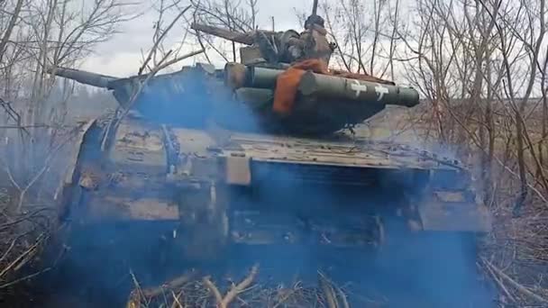 카르키프 우크라이나 2024년 19일 우크라이나 군대의 탱크가 농장에서 위치를 전투하기 — 비디오