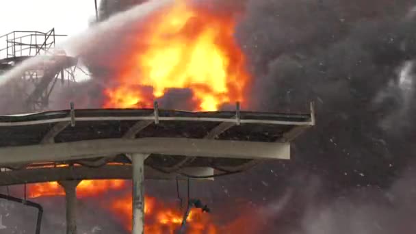 Płonący Zbiornik Magazynie Ropy Ogromna Kolumna Ognia Podczas Pożaru Boku — Wideo stockowe