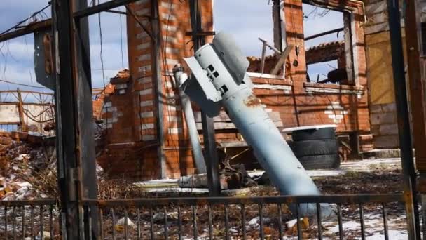 Тлі Зруйнованого Житлового Будинку Українському Селі Застряг Снаряд Реактивної Системи — стокове відео