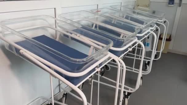 Nemocničním Pokoji Spousta Prázdných Inkubátorů Pro Novorozence Koncept Plodnosti Práce — Stock video