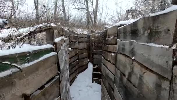冬天在雪地里挖壕沟 把相机向前移动 一场真正的战争军事防御工事 俄乌战争 — 图库视频影像