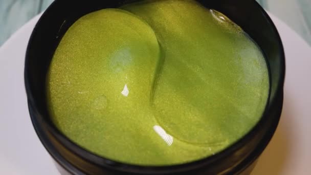 Hydrogel Green Patches Κουτί Για Την Περιποίηση Του Δέρματος Κάτω — Αρχείο Βίντεο