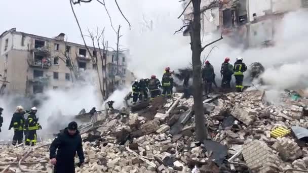 ウクライナのハリコフ2024年1月23日 ウクライナの都市でミサイル攻撃によって破壊された住宅建物の瓦礫 救助活動が行われている 救助隊は廃墟を解体している スモーク — ストック動画