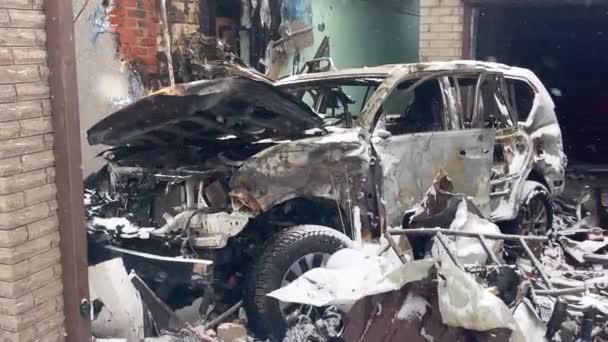 Spalone Zmiażdżone Auto Wybuchu Pocisku Dziedzińcu Budynku Mieszkalnego Wojna Rosyjsko — Wideo stockowe