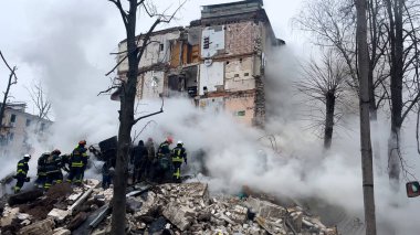 Kharkiv, Ukrayna - 23 Ocak 2024: Yangın, füze saldırısı sonrasında çöken yerleşim yerinin girişinde çok fazla duman. Kurtarma operasyonu başlatıldı, kurtarma ekipleri arıyor.