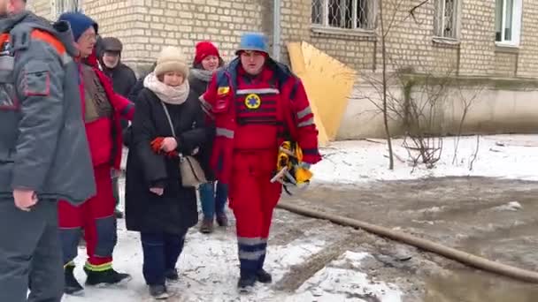 ウクライナのハリコフ 2024年1月23日 医師は負傷した女性を救急車に連れて行きます 女性の顔は血に覆われています ハリコフの住宅ビルへのミサイル攻撃の結果 ロシア語 — ストック動画