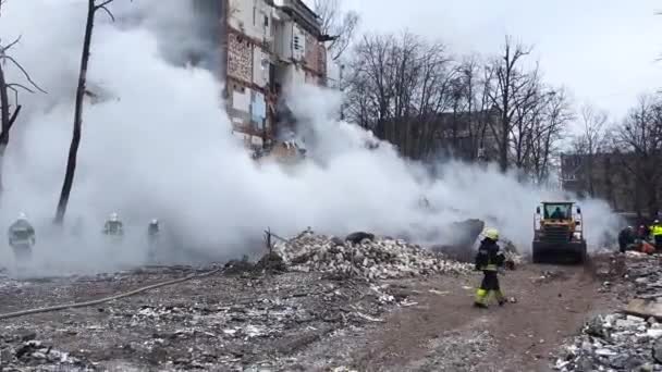 乌克兰哈尔科夫 2024年1月23日 一场导弹袭击后倒塌的住宅建筑入口附近的大火 救援行动正在进行中 救援人员正在寻找 — 图库视频影像