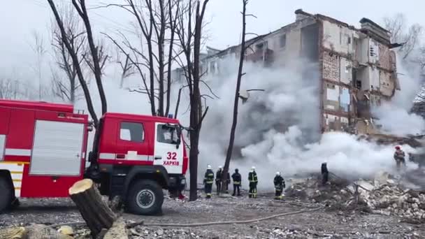 乌克兰哈尔科夫 2024年1月23日 在一枚导弹击中后倒塌的居民楼入口附近 有大量的烟和大火 附近有一辆消防车 救援行动是 — 图库视频影像