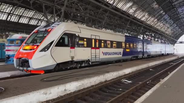 Lviv Ukraina Januari 2024 Intercitytåget Står Parkerat Järnvägsspåren Ett Kapell — Stockvideo