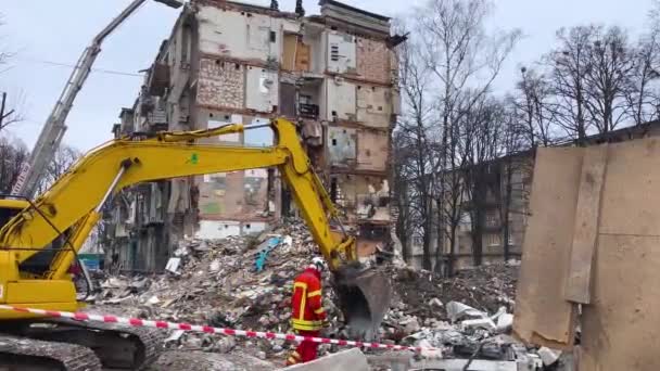 Kharkiv Ukrajna Január 2024 Egy Kotró Megtisztítja Törmeléket Egy Összeomlott — Stock videók