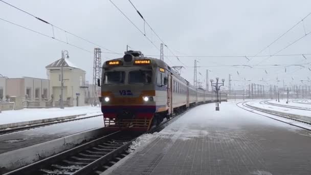 乌克兰利沃夫 2024年1月4日 一列客运列车抵达火车站月台 平台上有雪 冬季乘火车旅行 — 图库视频影像