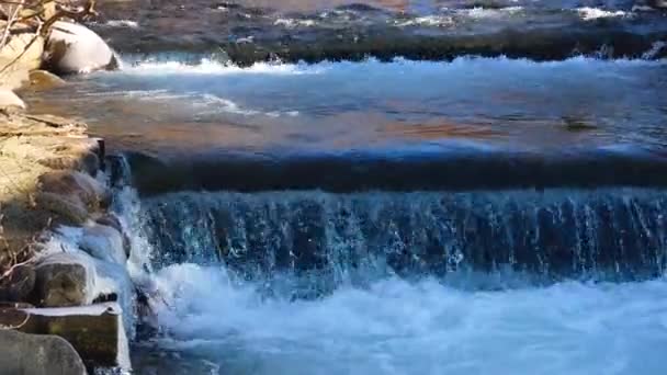 Water Mountain River Flows Falls Small Ledge Sides Rocky Shore — Stock Video