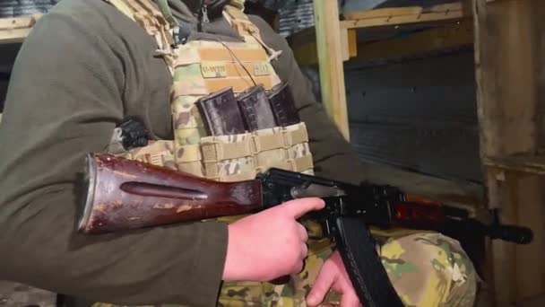 一个身穿防弹背心 拿着机关枪的士兵坐在排气口里 战斗前的备战状态士兵已准备好射击 俄乌战争 — 图库视频影像