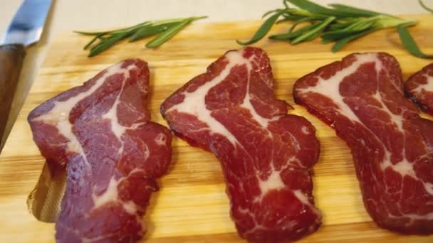 Pezzi Carne Secca Tagliata Fette Sottili Una Tavola Legno Accanto — Video Stock