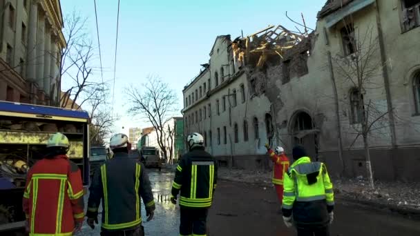 우크라이나 2024 구조자는 오래된 폭포로 있습니다 — 비디오