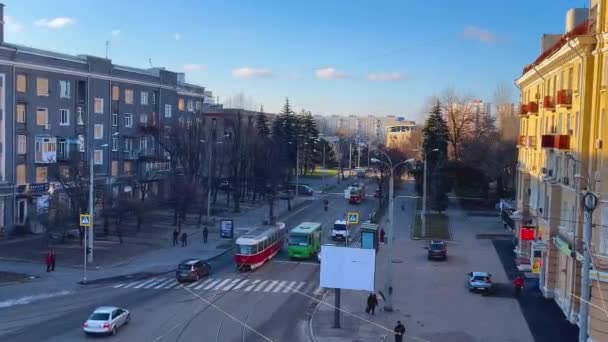 哈尔科夫 乌克兰 2023年12月4日 城市景观 顶视图 路上有电车和汽车 在两侧有一些古老的多层楼房 现代城市的生活 — 图库视频影像