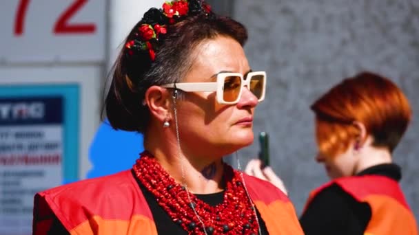 Charkov Ukrajina Září 2023 Portrét Zářivé Ženy Slunečních Brýlích Věnec — Stock video