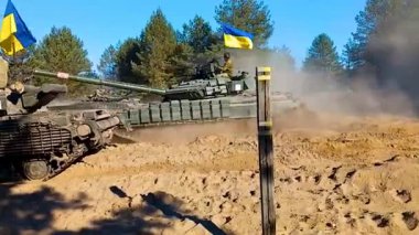 Kharkiv, Ukrayna - 27 Ekim 2023: Tankerli Ukrayna bayraklı tanklar eğitim sahasından geçiyor. Ukrayna ordusunun tanker tatbikatları. Bölgesel koruma. Rusya
