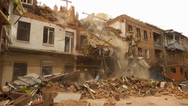 Kharkiv Ucrânia Outubro 2023 Socorristas Estão Desmontando Escombros Prédio Residencial — Vídeo de Stock