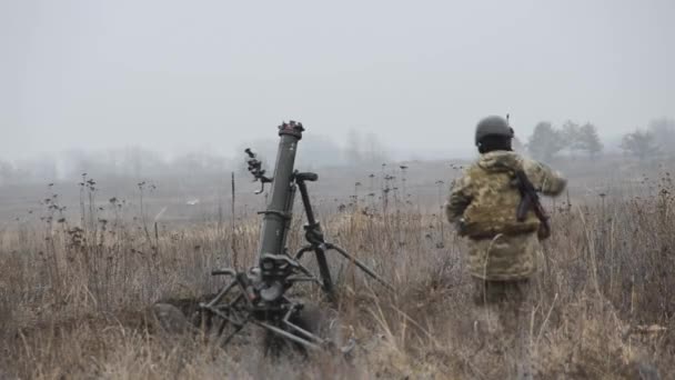 乌克兰哈尔科夫 2023年11月18日 士兵们跑到迫击炮前 拿来一枚炮弹 装上迫击炮 然后在开火前撤退 一场真正的战争俄乌战争 — 图库视频影像