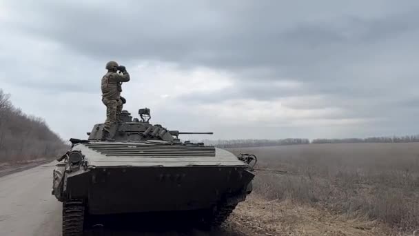 乌克兰哈尔科夫 2023年11月18日 士兵们发射安装在装甲车上的大炮 士兵透过双筒望远镜观察 调整火势 一场真正的战争俄乌战争 — 图库视频影像