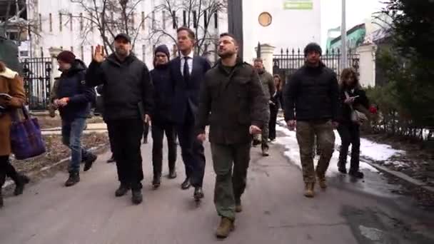 ハリコフ ウクライナ 3月1 2024 オランダ王国の首相とウクライナのヴォロディミル ゼレンスキーの大統領マーク ルッテは 通りを介して公式の代表団と歩きます — ストック動画