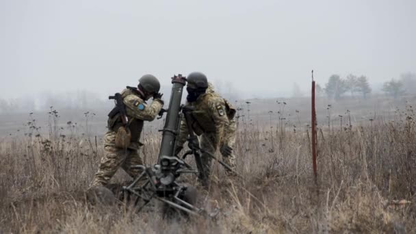 Kharkiv Ucrania Noviembre 2023 Los Soldados Corren Hacia Mortero Traen — Vídeo de stock