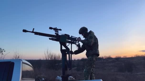 ウクライナのハリコフ 2024年2月27日 兵士が重機関銃をピックアップトラックに取り付けた 無人航空機との戦い モバイル消防団がシャーゼズを空から撃ち落とす エアライン — ストック動画