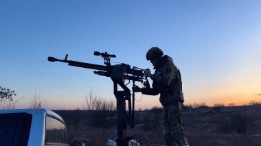 Kharkiv, Ukrayna - 27 Şubat 2024: Bir asker bir kamyonete monte edilmiş ağır makineli tüfeği ayarlar. İnsansız hava araçlarına karşı savaş. Seyyar bir ateş grubu Shaheds 'i gökyüzünde vuruyor. Hava