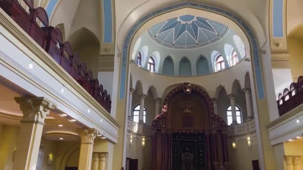 这座犹太教堂建筑是从里面出来的 两层楼的有圆顶的大厅 阳光从许多窗户射进来 犹太人祈祷用的宗教建筑 — 图库视频影像