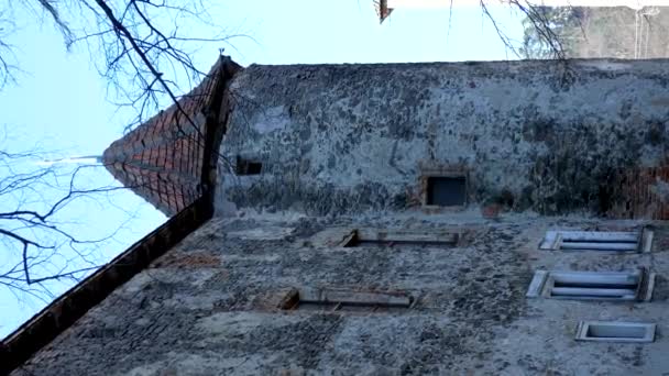 Antiguo Castillo Gótico Con Altos Muros Piedra Gris Pequeñas Ventanas — Vídeo de stock