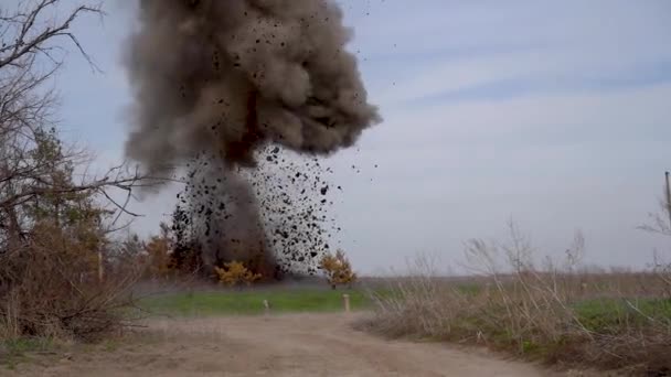 在田里的反坦克地雷爆炸 射弹击中 明亮的闪光 浓烟和滚滚的泥土 战争期间的战斗 地雷危险 — 图库视频影像