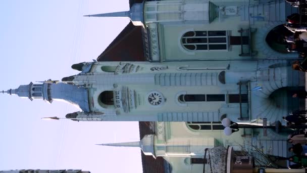 ウクライナ ムカシェブ 2024年1月11日 ヨーロッパの都市のタウンホール 時計とスパイアを持つ古代の白い煉瓦塔 人々は階下を歩いている ヨーロッパの都市の測定された生活 — ストック動画