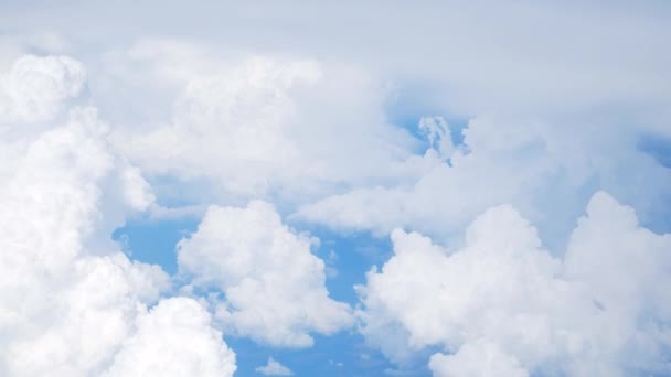 Beyaz Kümülüs Bulutları Mavi Gökyüzü Yoğun Bir Bulut Tabakasından Görülebilir — Stok video