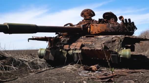 一辆被撞坏的生锈的坦克矗立在田野里 坦克的枪口向前看 俄乌战争 装甲重型装备损失 战斗后的坦克 — 图库视频影像