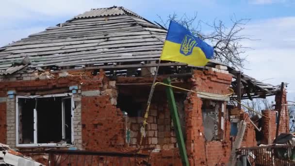 Uma Bandeira Amarela Azul Ucraniana Voa Sobre Uma Casa Destruída — Vídeo de Stock