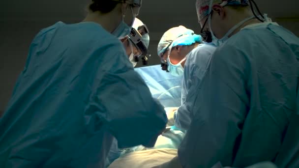 Kharkiv Ukrayna Ocak 2024 Cerrahlar Bir Hastayı Ameliyat Masasına Yatırdılar — Stok video