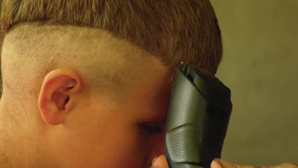 Grandpa Cuts Boys Hair Clipper Gently Shaves Hair Head Home — стоковое видео