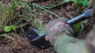 Bir istihkamcı bir kürekle bir tanksavar mayını kazıyor. Çimleri elleriyle kürekliyor, madeni topraktan çıkarıyor. Gerçek bir savaş. Mayınlı alanlar.