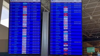 Havaalanına varış ve kalkış tarifesi olan büyük bir elektronik skorbord..