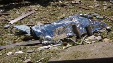 Ukrayna 'nın bir kentindeki harabelerde parlayan folyoyla kaplı bir hava saldırısında ölen bir adamın cesedi. Ukrayna şehirlerine yapılan saldırılardan sonra sivil kayıplar. Rus-Ukraynalı
