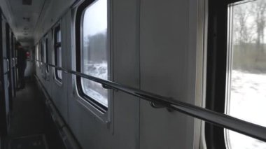 Kharkiv, Ukrayna - 24 Kasım 2023: Harikulade Intercity treninin kompartımanında koridor. Karlı manzaralar pencerelerin önünden yüzer. Gece trenleri ve şehirlerarası trenler.
