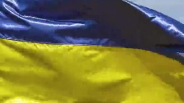 Ukrayna 'nın sarı ve mavi bayrağı rüzgarda dalgalanıyor. Yakın plan..