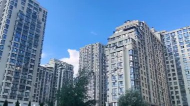 Büyük, çok katlı bir kompleks. Bir kaç tane yüksek katlı bina. Panorama. Şehir mimarisi.