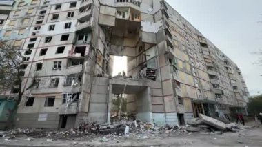 Kharkiv, Ukrayna - 26 Eylül 2024: Çok katlı bir bina bir hava bombasıyla yıkıldı. Kurtarma ekipleri enkazı söküyor. Molozların altındaki insanları ara..