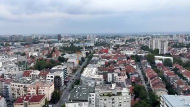 Büyük bir Avrupa şehrinin en üst görüntüsü. Kırmızı kiremitli çatılar ve yüksek binalar görülebilir. Evler arasındaki kargaşalar. Büyük bir şehirde hayat.
