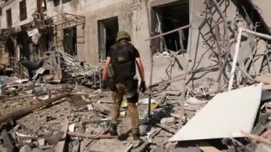 Kharkiv, Ukrayna - 23 Haziran 2024: Bir kurtarma görevlisi yıkılmış bir evin yıkıntılarının altında insanları arıyor. Kurtarma operasyonu. Rus-Ukrayna savaşı.