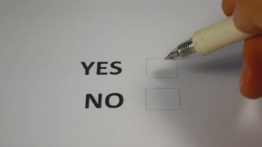Kalemli bir el oy pusulasında evet ya da hayır sütununu seçer ve evet kelimesinin yanına bir işaret koyar. Bir seçmen seçimini Birleşik Devletler başkanlık seçiminde yapar. Yapılan seçimler konsepti.